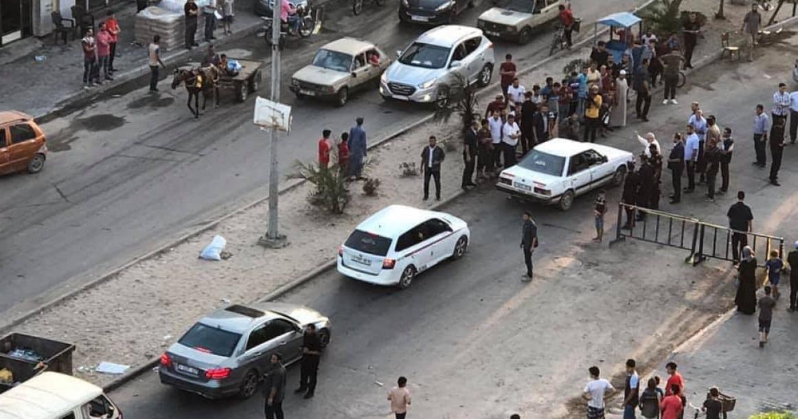 هنية يقوم بمهام شرطي المرور مكان شهيدي الأمس جنوب مدينة غزة