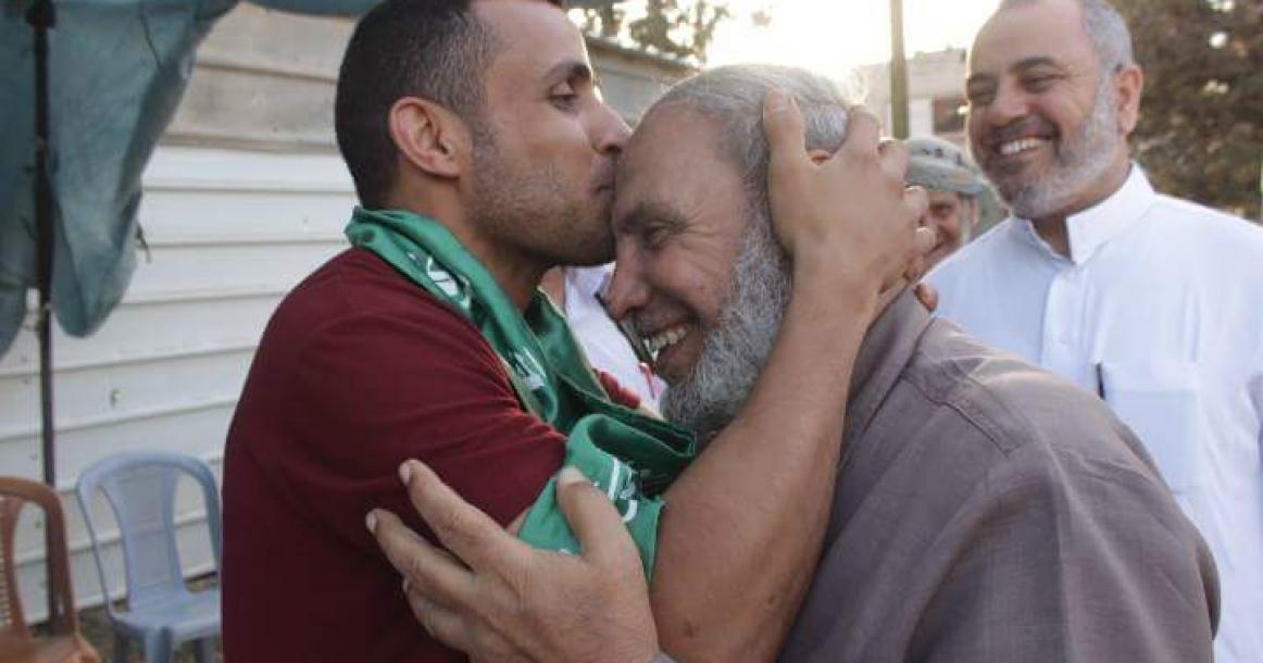 قيادة حماس تزور المحرر "عبد الرحمن خالد الطلالقة"