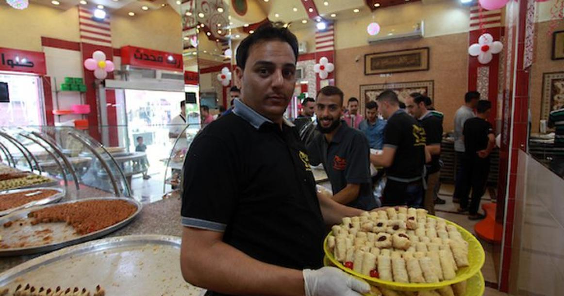 محلات الحلويات بغزة تكتظ بالمشترين في يوم نتائج الثانوية العامة