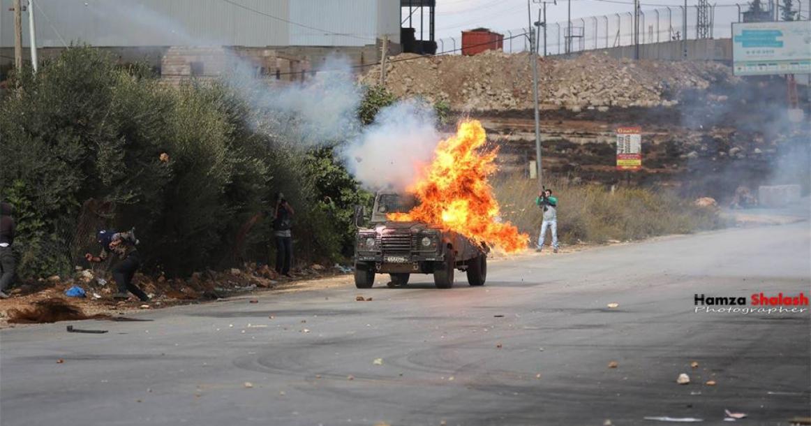صور: لحظة احتراق جيب عسكري بمواجهات الضفة