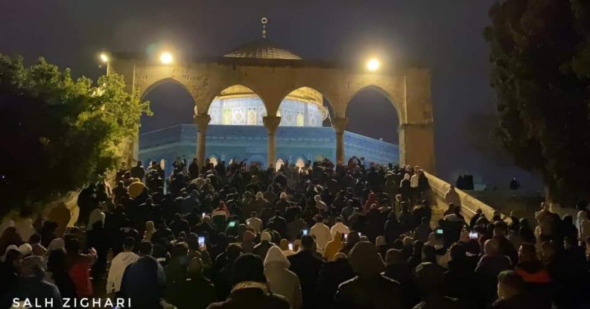 الآلاف يؤدون الفجر في المسجدين الأقصى والإبراهيمي