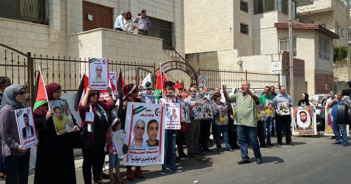 وقفة مع الأسرى المضربين أمام الصليب الأحمر بنابلس
