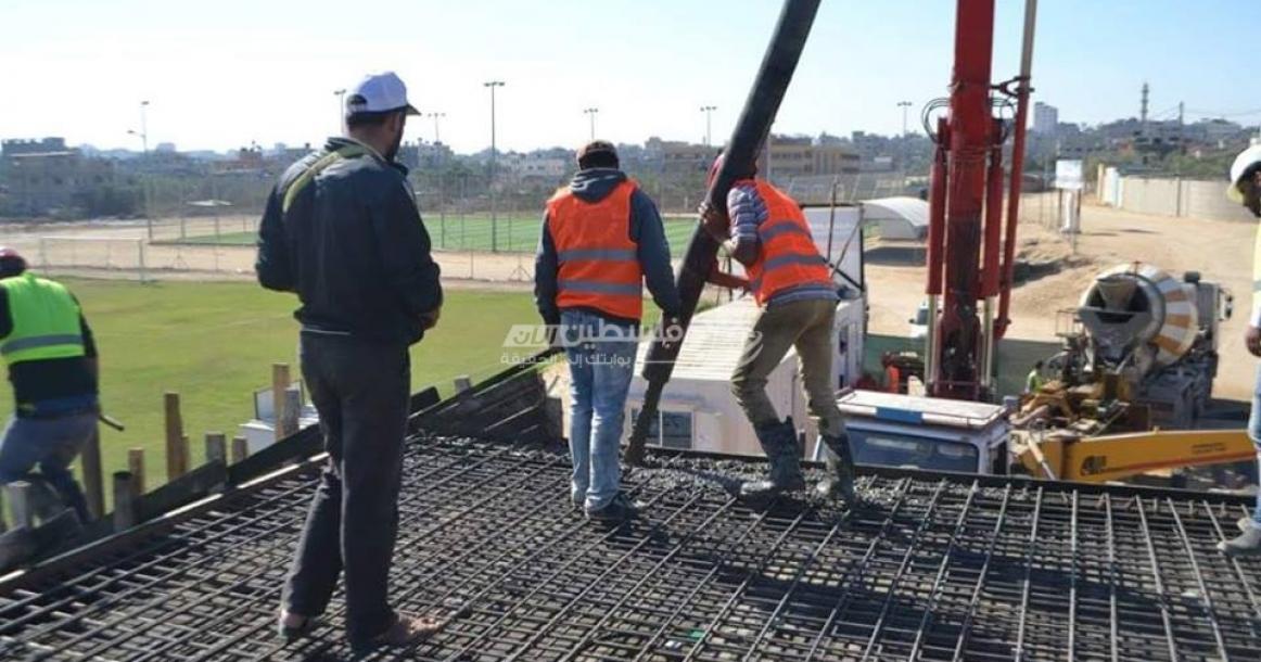 بلدية النصيرات تواصل العمل لإنجاز مدرجات الملعب البلدي
