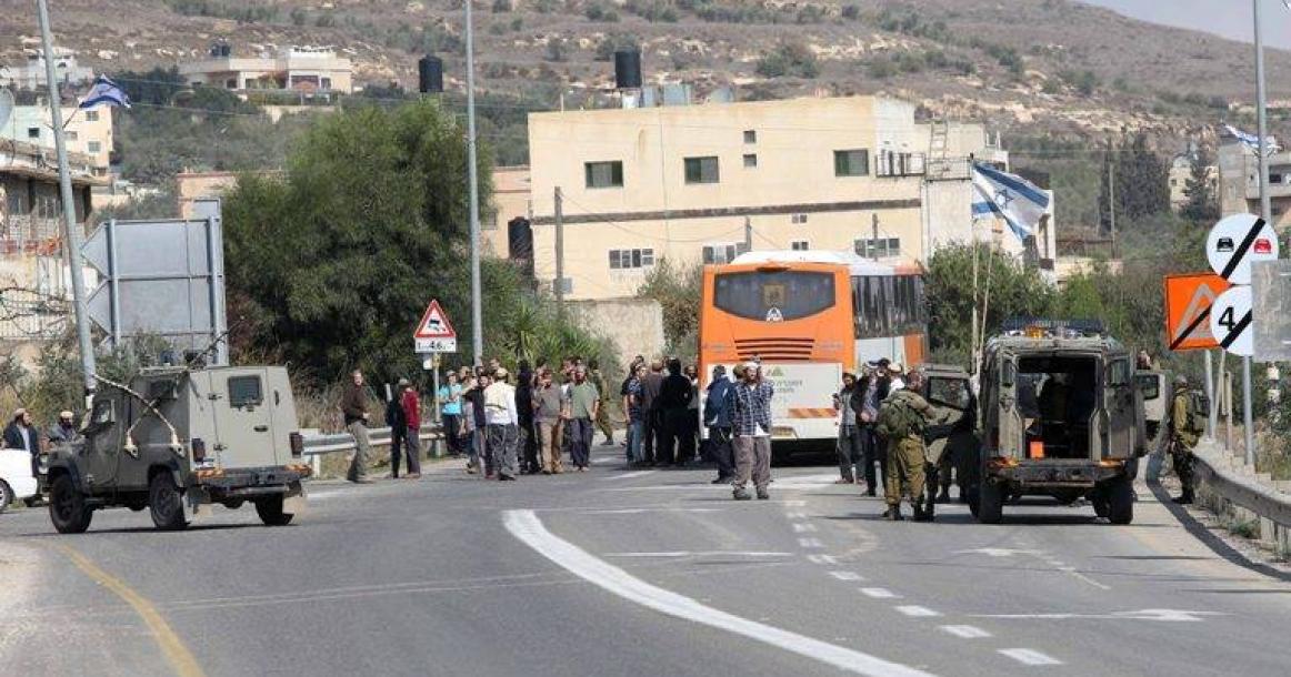 صور: مستوطنون يغلقون طرق حوارة
