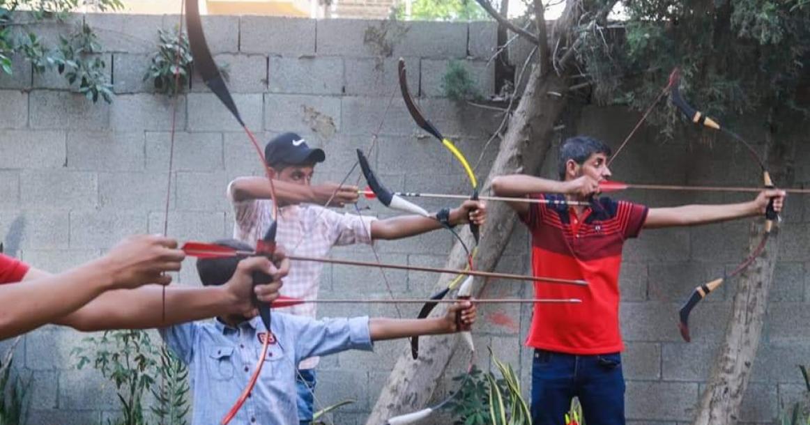 الشاب محمد أبو مساعد يبدع فى صناعه القوس في مدينة دير البلح