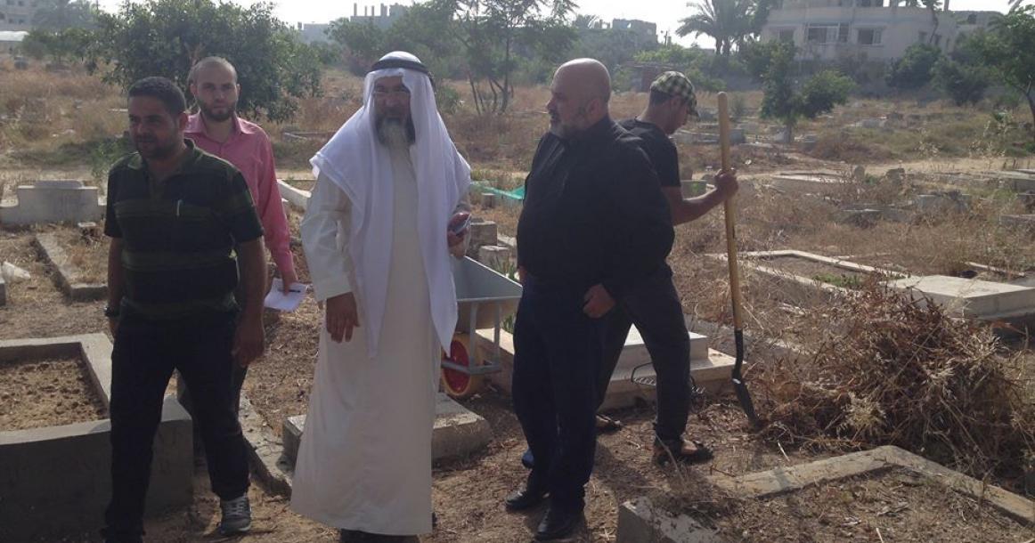 بلدية دير البلح تشرف على تنظيف مقابر المدينة