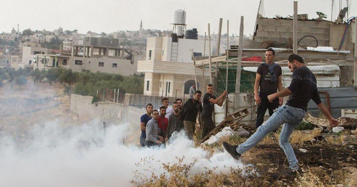 قوات الاحتلال تعتدي على الشبان خلال محاولتهم اجتياز الجدار الفاصل للوصول إلى القدس
