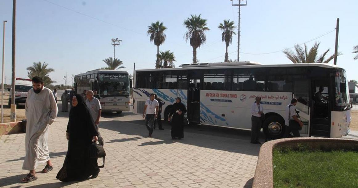 مغادرة حجاج مكرمة خادمين الحرمين من أهالي الشهداء والأسرى