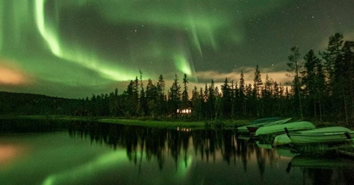 عرض مبهر لأضواء الشفق القطبي في فنلندا