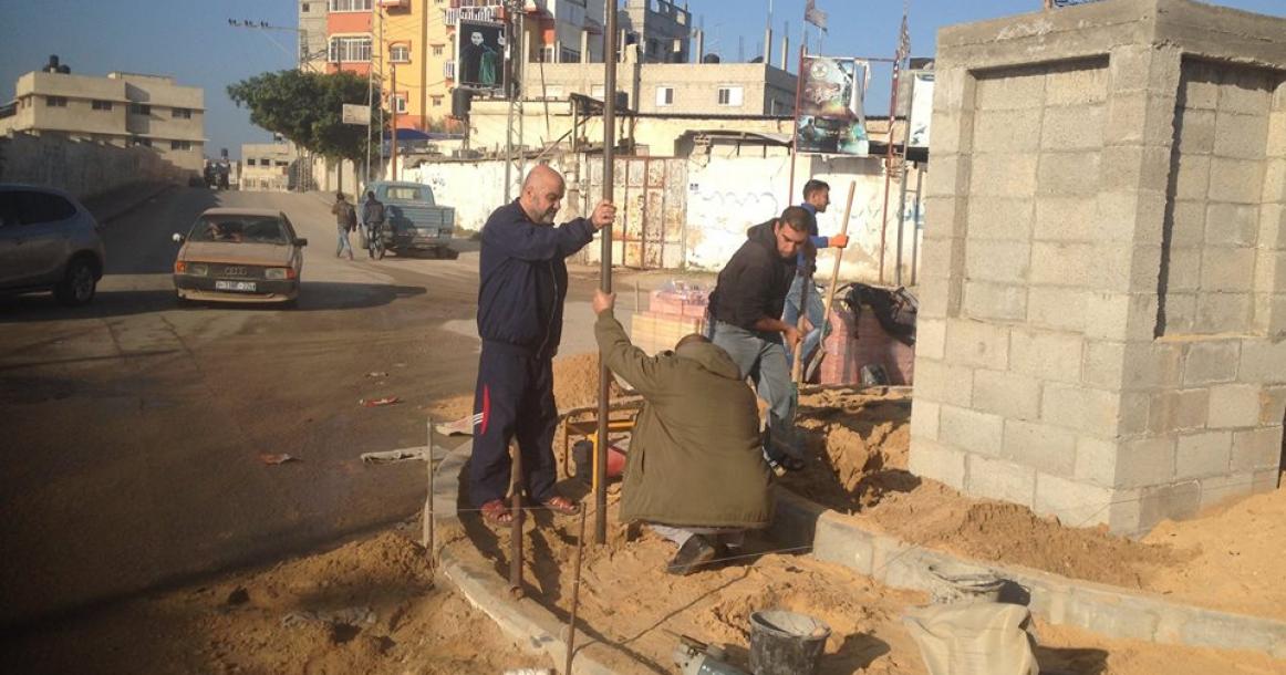 بلدية دير البلح تواصل العمل بميدان الشهيد محمد الزواري