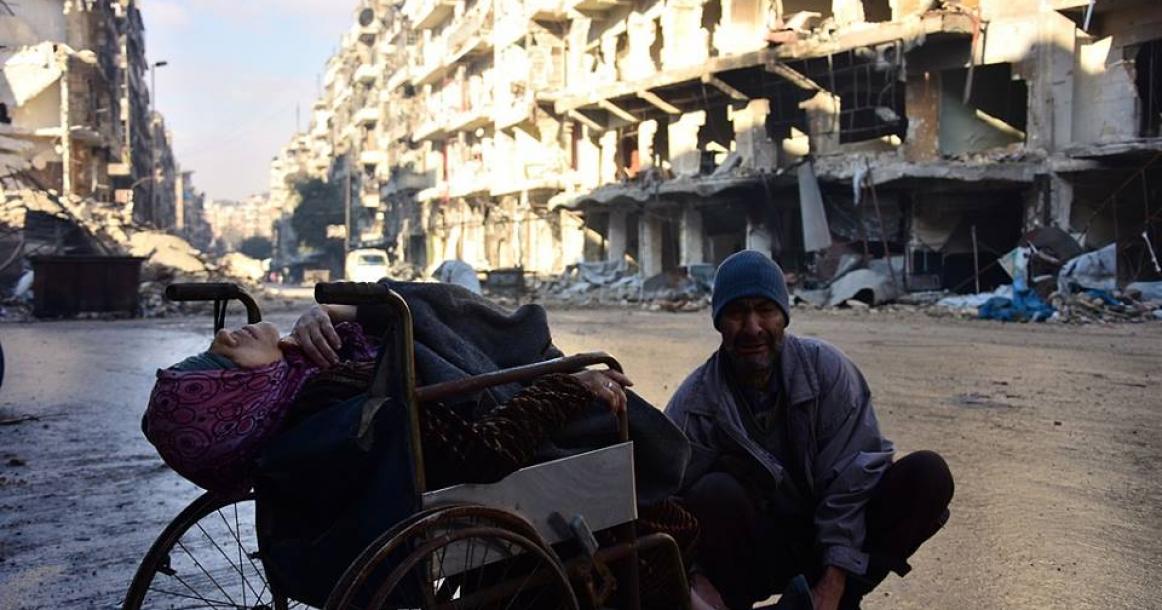 سوري يفقد زوجته أمام عينيه لعدم توفر مشفى بحلب