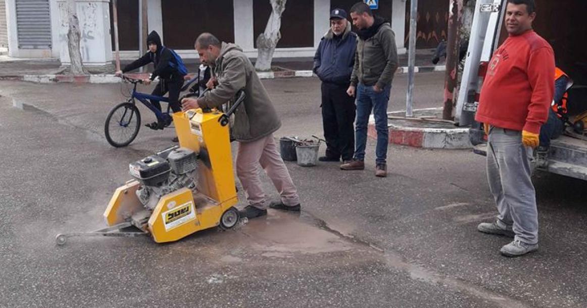 بلدية دير البلح تقوم بأعمال صيانة لشوارع المدينة