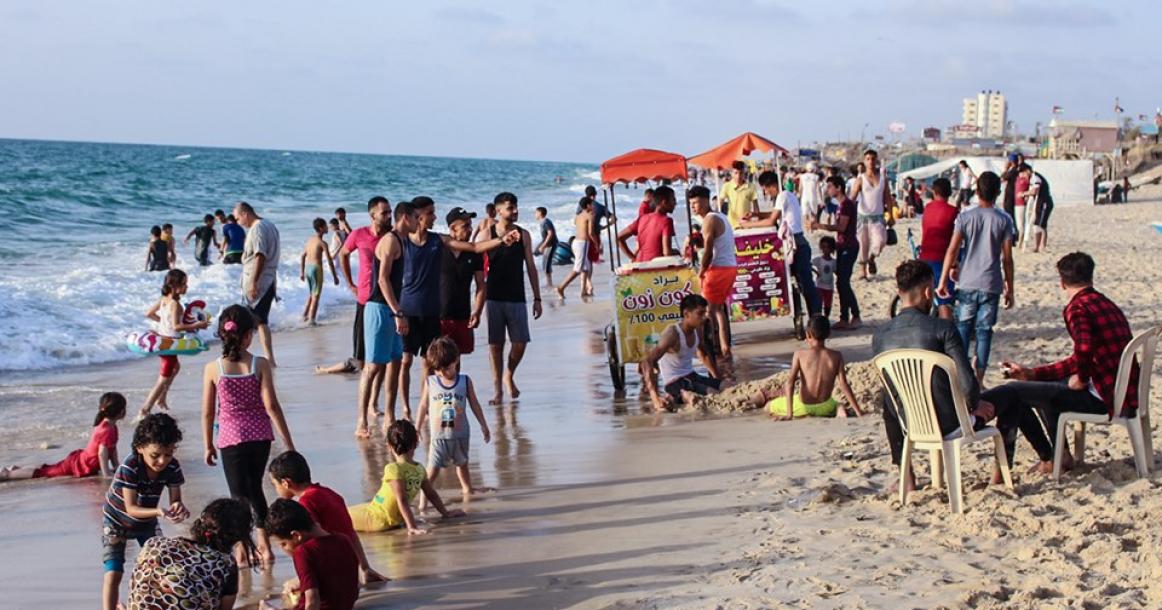 سكان غزة يهربون من الحر الشديد إلى شاطئ البحر