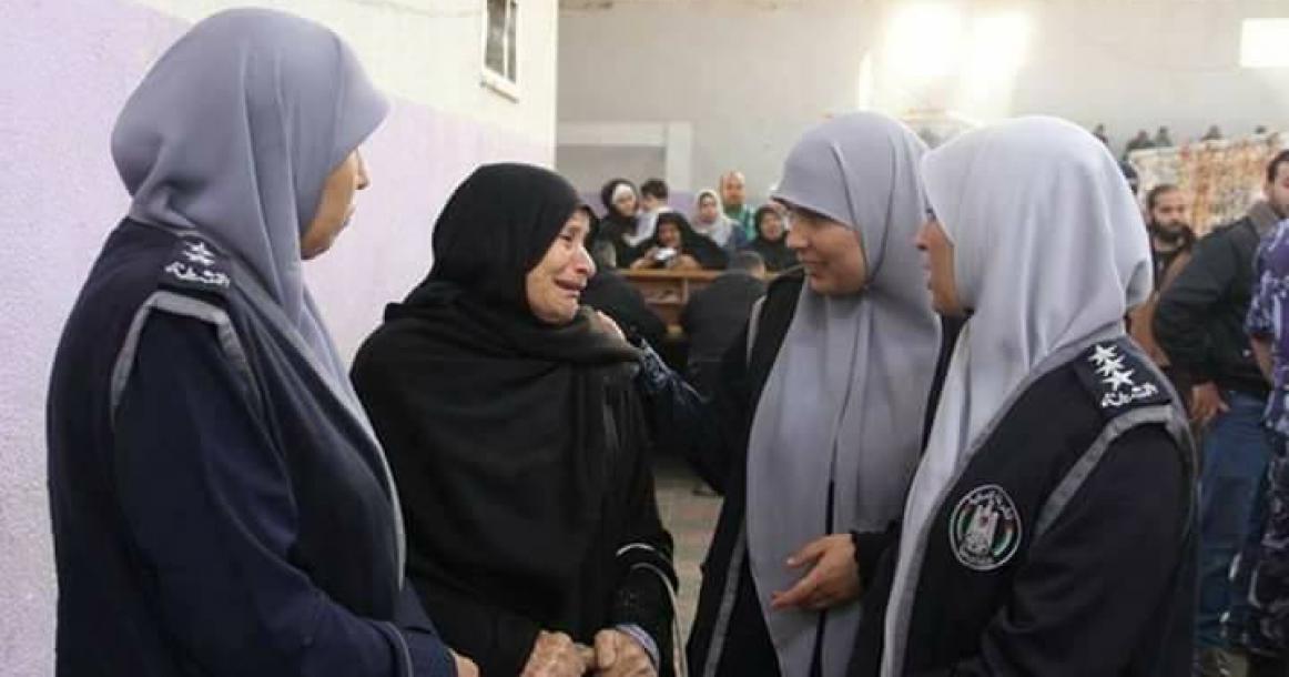 الشرطة الفلسطينية تسهل سفر المواطنين بصالة أبو يوسف النجار