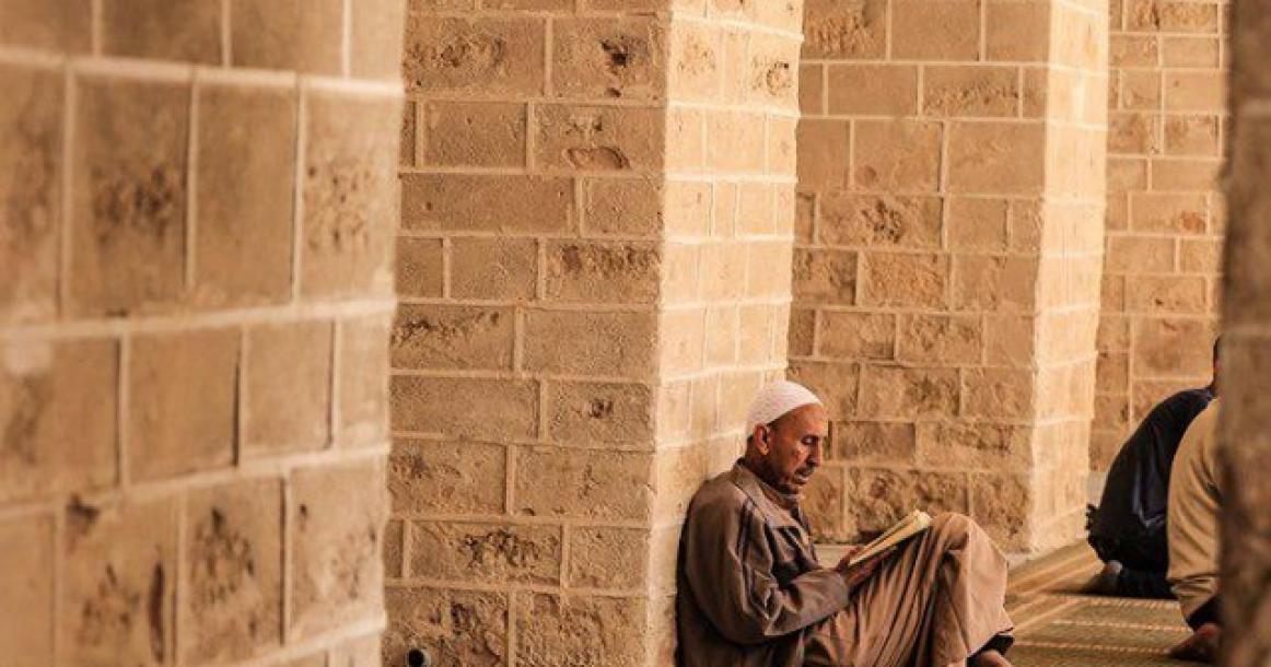 مصلون يتلون القرآن الكريم في المسجد العمري بغزة اليوم