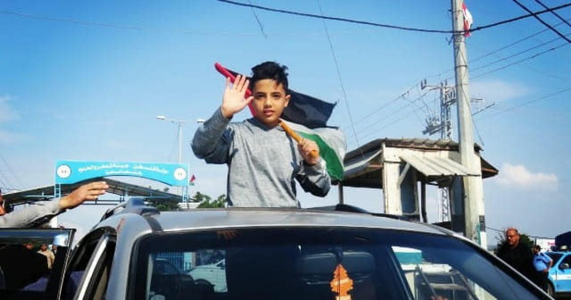 النصيرات تسقبل الجريح الطفل نوفل بعد رحلة علاج بأمريكا