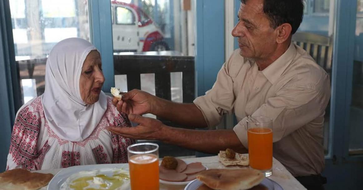 المسن مصلح وزوجته الأسير بعد أيام من زفافهما بأريحا