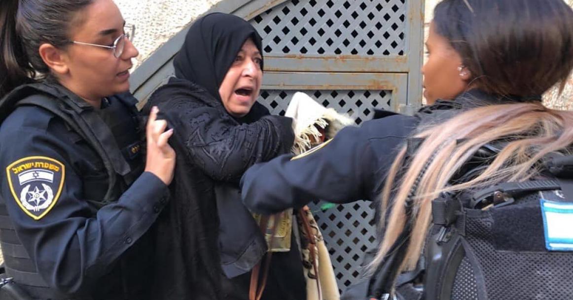 الاحتلال يعتدي على عدداً من المبعدين عن الأقصى و يطردهم