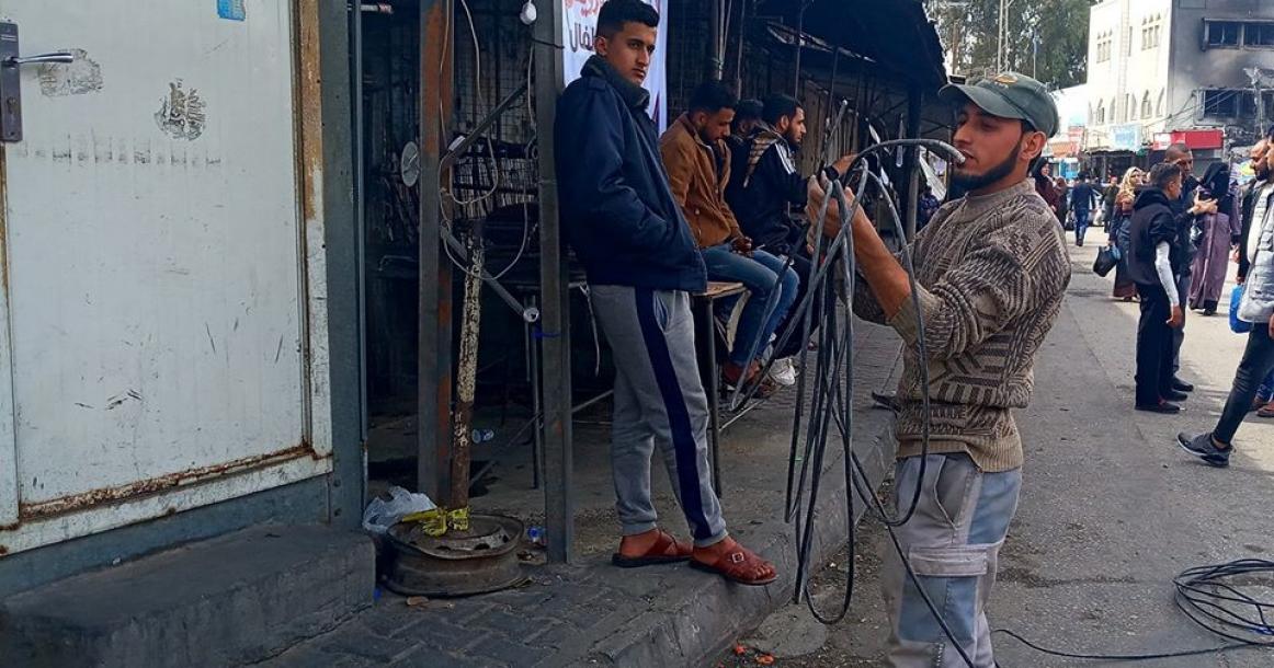 إعادة وصل الكهرباء لمنطقة حريق النصيرات