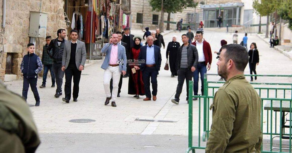 شاب وفتاة يعقدان قرانهما في المسجد الإبراهيمي بمدينة الخليل