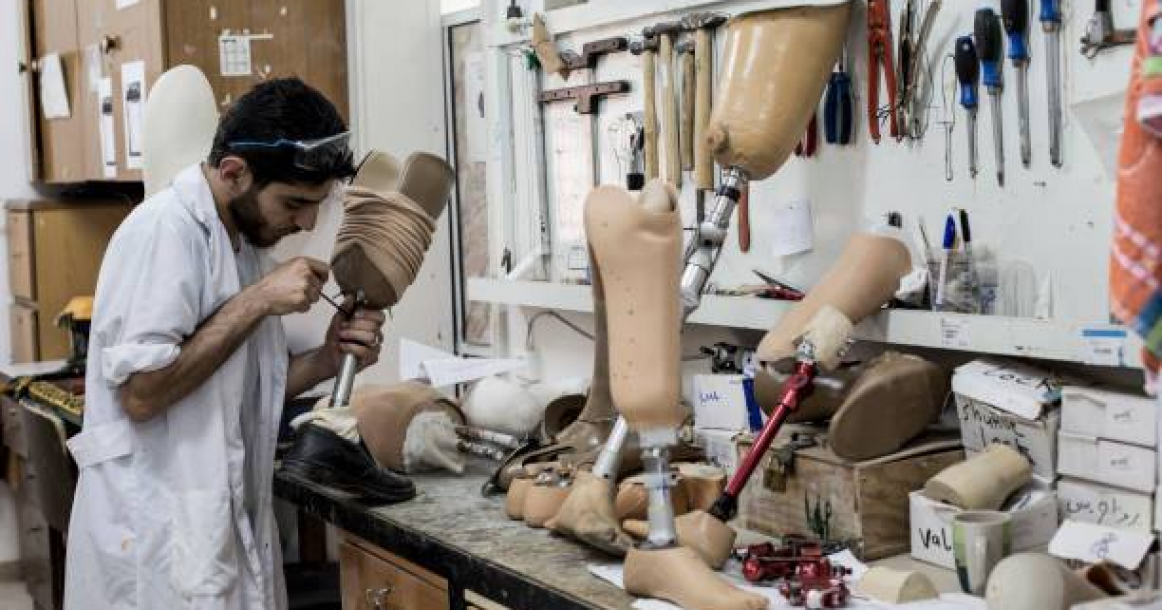 مركز لصناعة الأطراف الصناعية لضحايا اعتداءات الاحتلال في قطاع غزة