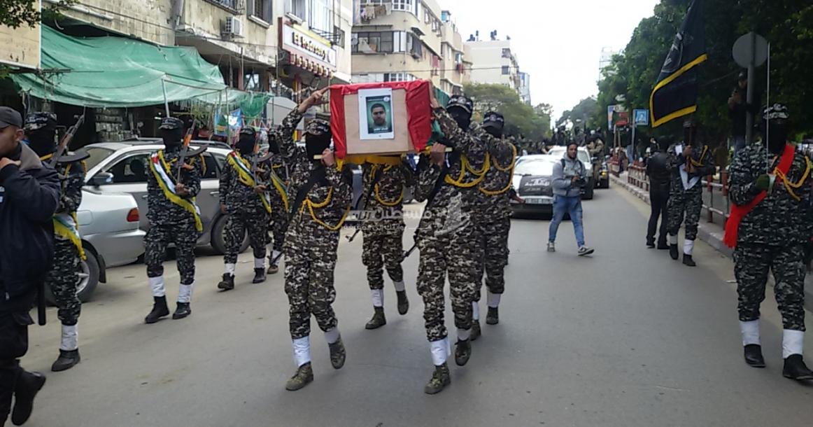 ألوية الناصر تنظم جنازة عسكرية رمزية للشهيد "ملحم" بغزة