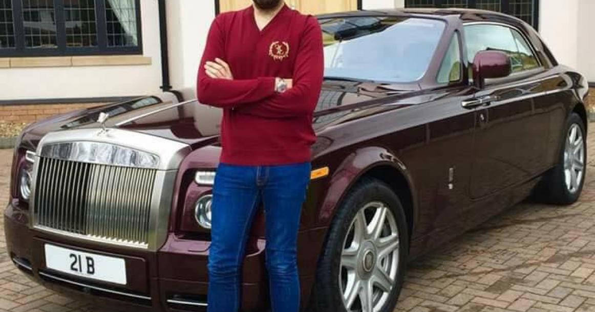 ملياردير بريطاني لديه سيارة (رولز رويس) بلون كل عمامة يعتمرها!