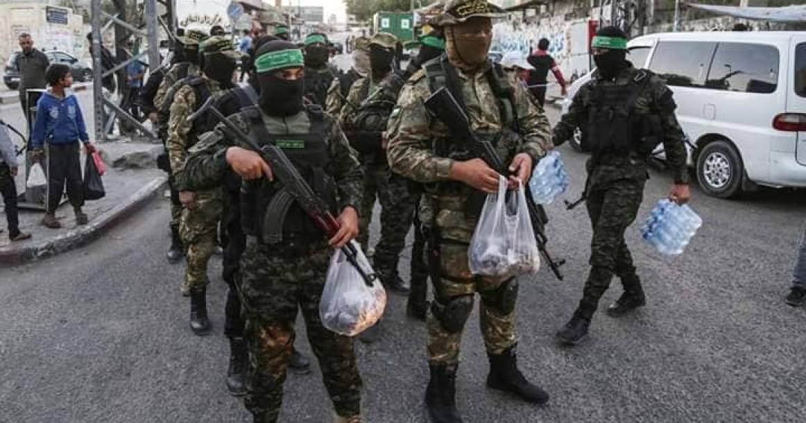 القسام والسرايا توزعان التمر والماء على الصائمين