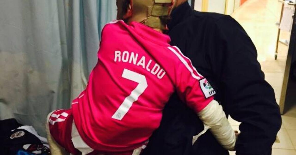 رونالدو يهدي الطفل دوابشة قميص يحمل الرقم 7