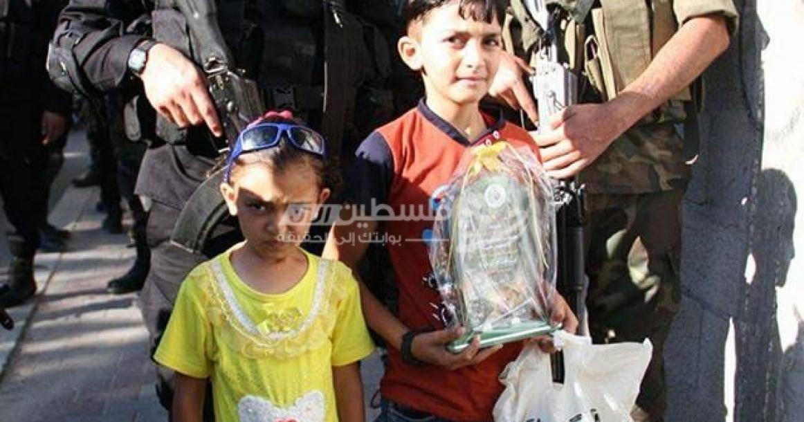 مجاهدو القسام يوزعون حلوى العيد على أطفال دير البلح