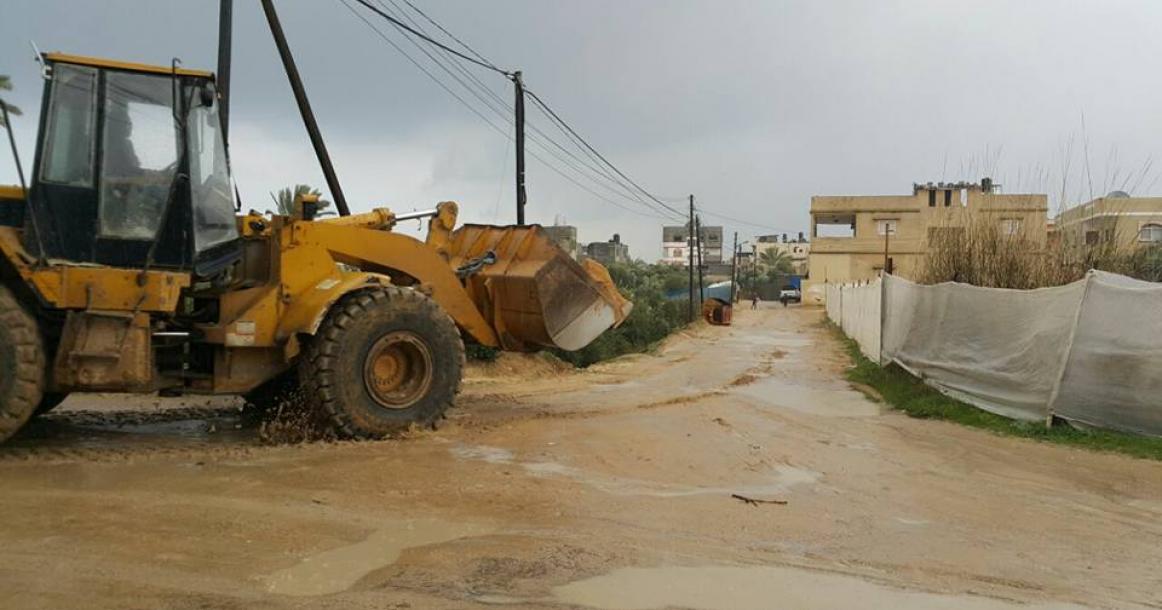 بلديات غزة تواصل إصلاح أضرار المنخفض