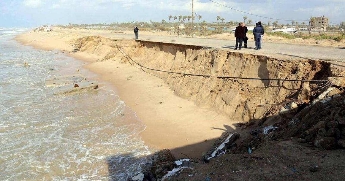 تآكل وإنجراف جزء من شارع الرشيد الساحلي غرب خانونس