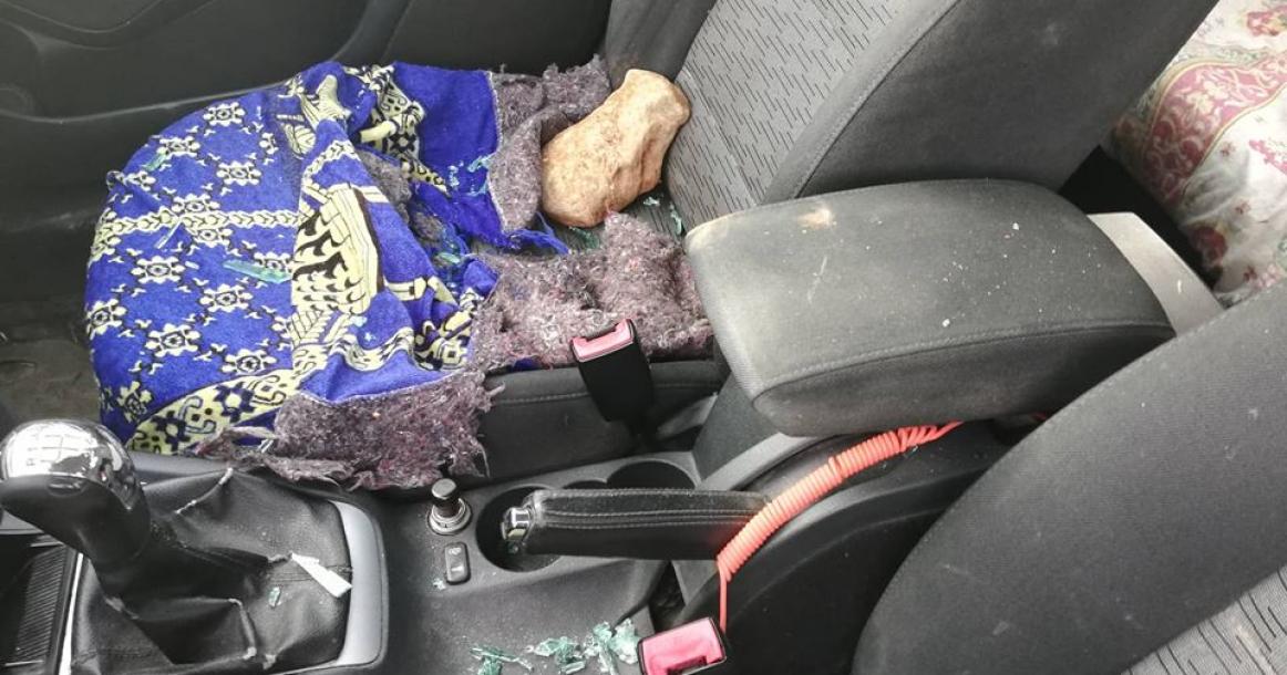 مستوطنون يهاجمون سيارات فلسطينية على مدخل مستوطنة برام الله