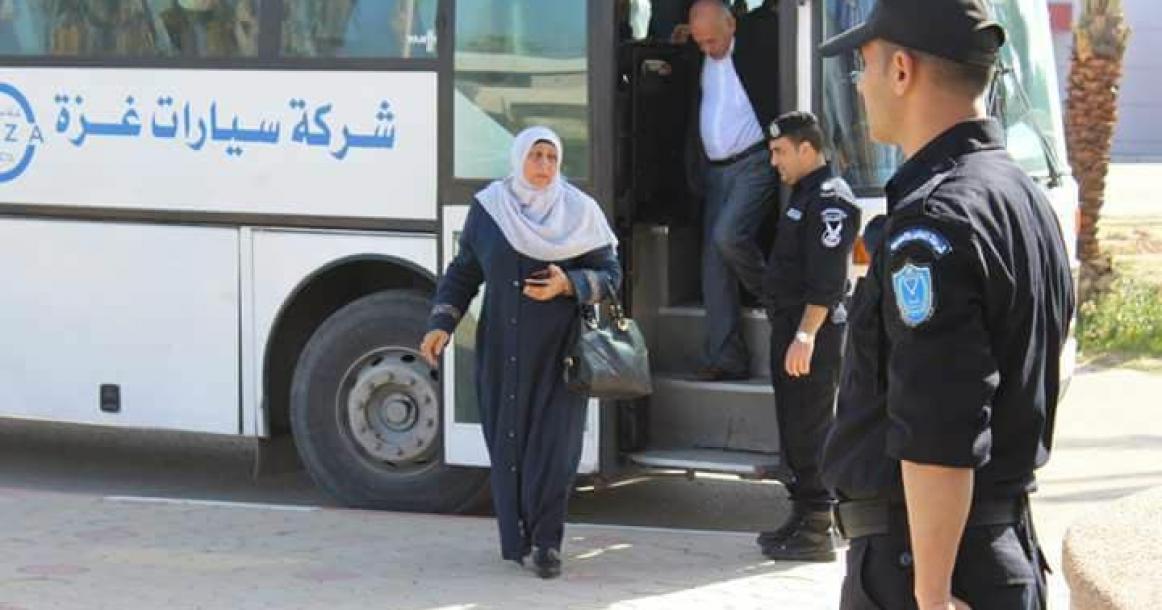 مغادرة المسافرين من الصالة الفلسطينية داخل معبر رفح
