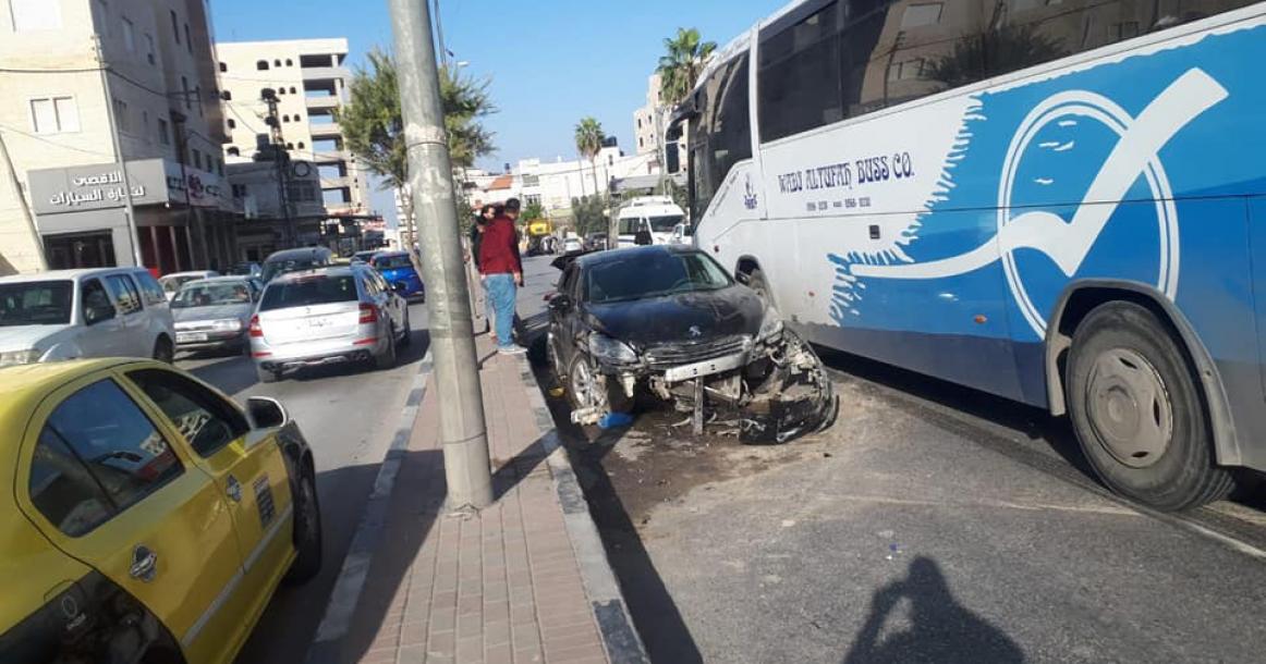 حادث سير بين حافلة نقل طلاب ومركبتين بالخليل