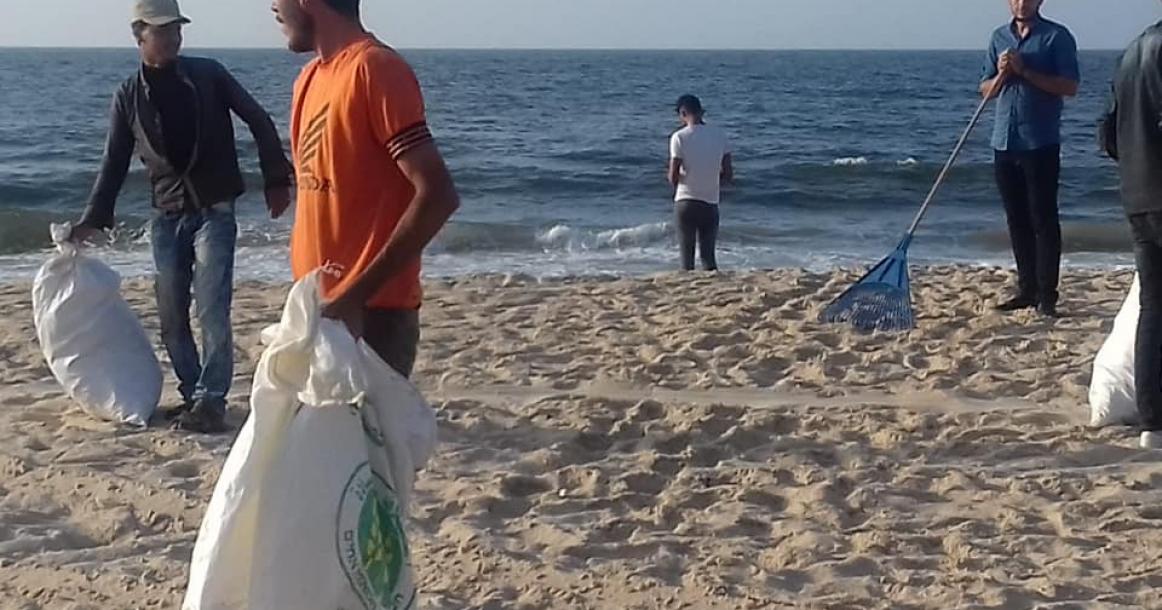 بلدية الزوايدة تنظم حملة لتنظيف شاطئ البحر