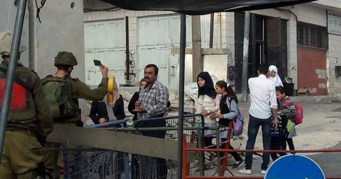 الاحتلال يعيق الحياة الدراسية بالخليل
