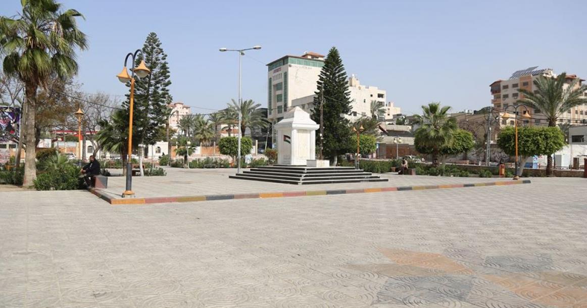 ساحة الجندي المجهول خالية في ظل تخوف المواطنين الغزيين من انتشار وباء فيروس كورونا في قطاع غزة
