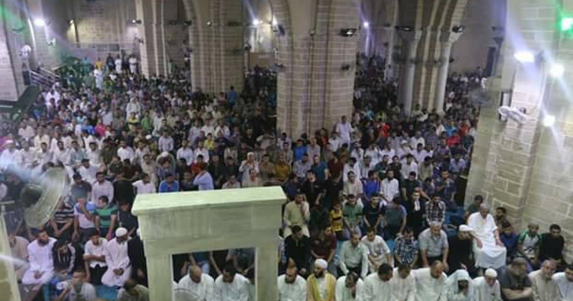 أجواء إحياء ليلة 27 من رمضان في المسجد العمري الكبير بمدينة غزة