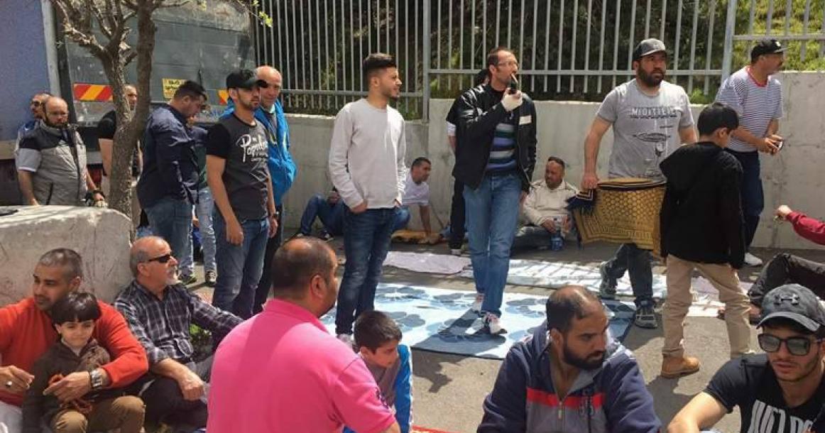 صلاة الجمعة على مدخل قرية العيساوية بالقدس