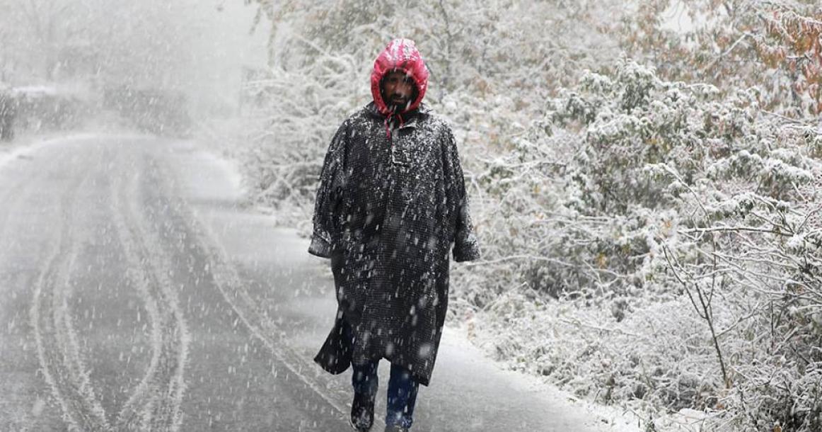 الثلوج تكسو مدينة سريناجار في وادي كشمير بالهند