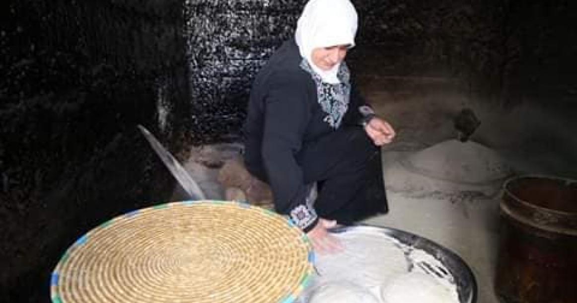 خبز الطابون من قرية جينصافوط الفلسطينية.. هل شاهدت يُصنع؟