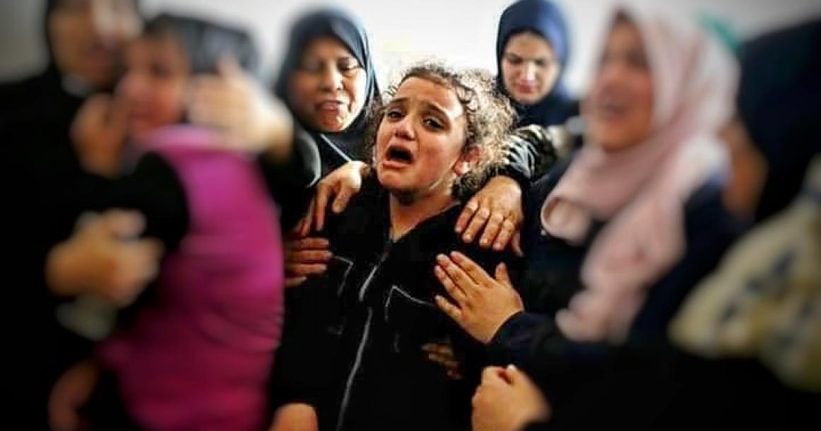 الحزن يُخيم على طفلة الشهيد أبو العطا