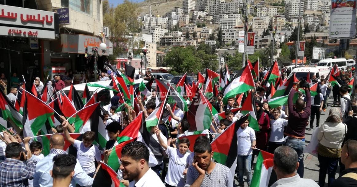 سلسلة بشرية ومسيرة للأطفال دعما للأسرى في نابلس