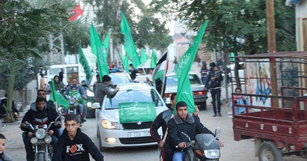 مسيرة مركبات إحياءً لانطلاقة حماس الـ28 بالوسطى