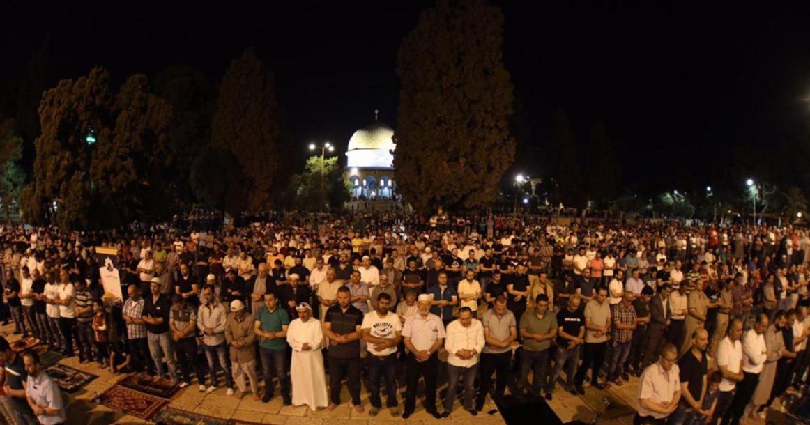 من صلاة العشاء والتراويح في ساحات المسجد الأقصى المبارك