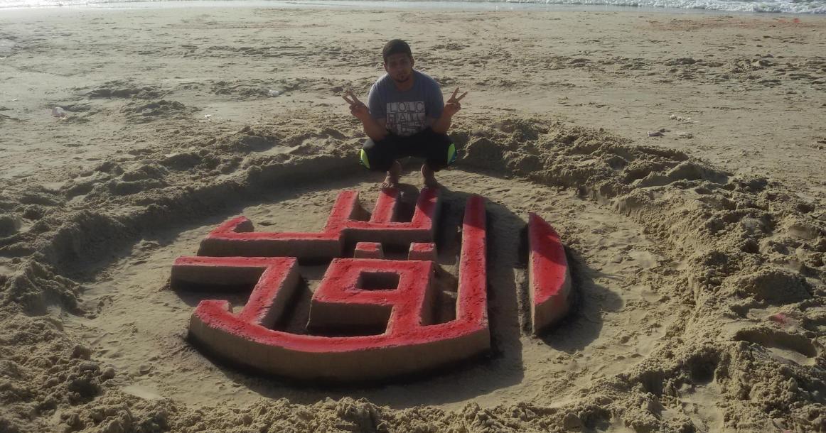 شبان ينقشون "القدس" على رمال بحر غزة