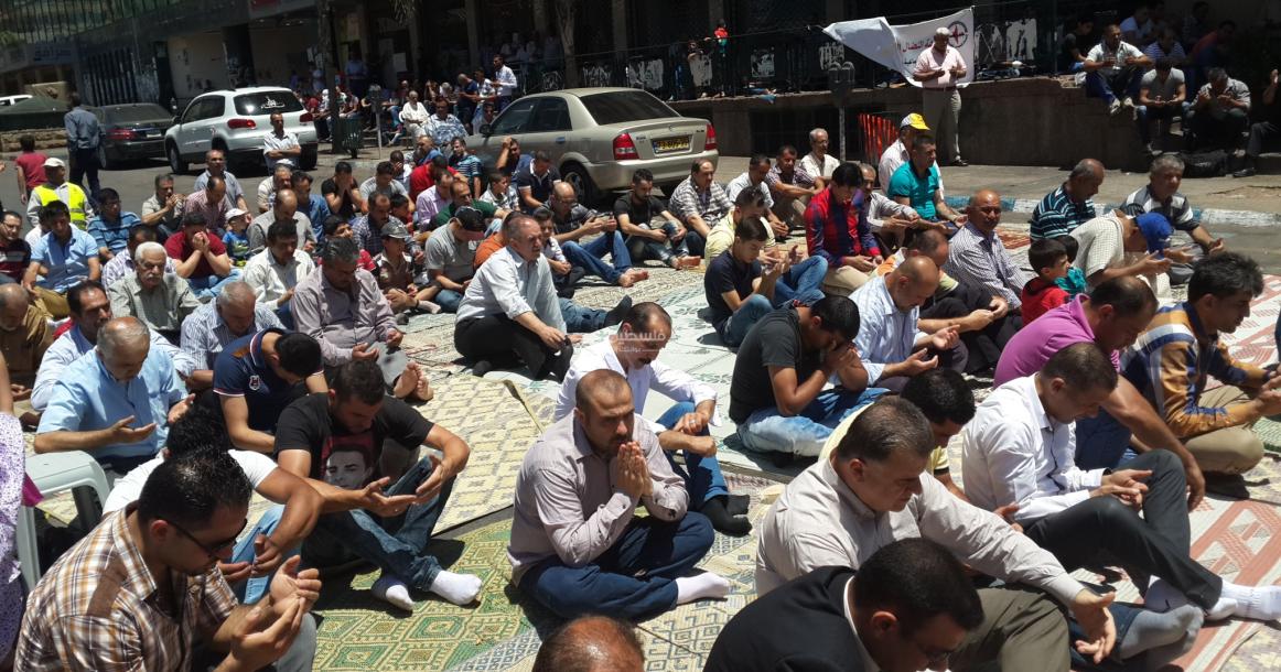 صلاة الجمعة بميدان الشهداء تضامنا مع الأسير بلال كايد