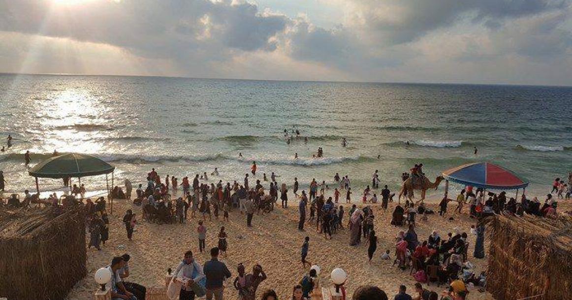 سكان غزة يفرون من الحر إلى شاطئ البحر