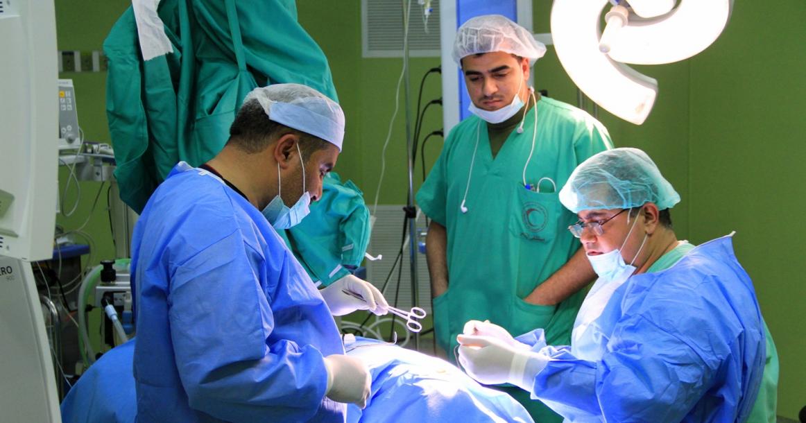 وفد طبي قطري يواصل عمليات زراعة القوقعة بغزة